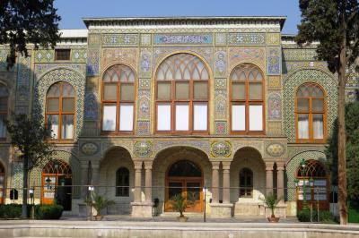 2012秋、イラン旅行記(3/56)：11月17日(2)：テヘラン(2)：ゴレスタン宮殿、修復中の壁画、庭木、獅子像