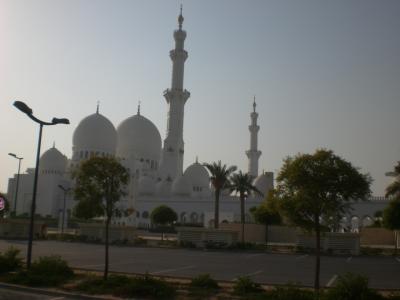 世界最大級の、シェイク・ザイード・グランド・モスク　（アブダビ）　を訪問