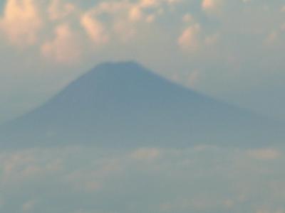 この日は羽田へのルートでも　何とか富士山が雲の合間に見えました 