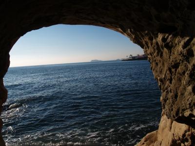 海辺の断崖にトンネル2つ（逗子市小坪4）