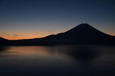 夜明け前の富士山 in 本栖湖　2013.12.03