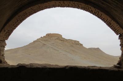 2012秋、イラン旅行記(27/56)：11月20日(1)：ヤズド(1)：ヤズドで泊ったホテル、沈黙の塔、鳥葬址、麓光景
