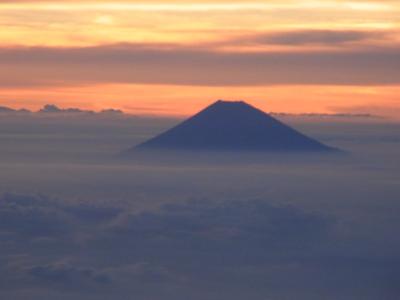 伊丹からの羽田向けルートは左側窓席がお勧めですが、運が良ければ??富士山が遠くに!!