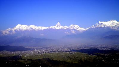 ネパール３７：　ポカラ　「天空に浮かぶヒマラヤ」　from　「ニルマル・ポカリ」　登頂編
