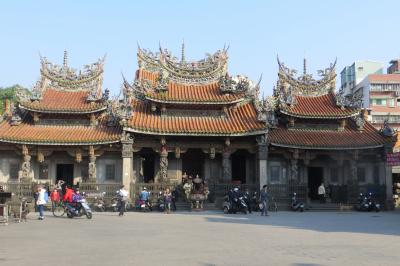 2013春、台湾旅行記8(3/19)：3月9日(2)：三峡、清水祖師廟、祭壇、龍の屋根飾り、精緻な彫刻の石柱列、獅子像