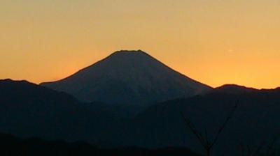 高尾山から見た夕暮れの富士山