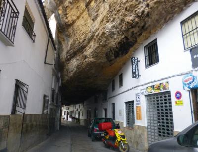 スペインの白い村「　セテニル　」大岩が道を塞ぎ、大岩の下でお茶を飲む村