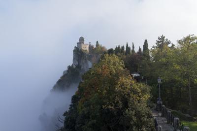 【イタリアと周辺5カ国を巡る鉄道＆クルーズ旅】雲の上の絶景が印象的だったサンマリノ