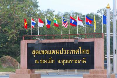 2013年12月/タイー3/No.1 - アムナートチャルンの学校の式典へ