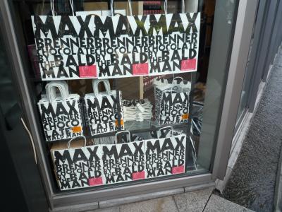 MAX BRENNER CHOCOLATE BAR 表参道ヒルズ店は、現在3時間待ちですと！(^^ゞ