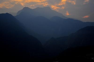 SaPa 少数民族の村々　7バンホー村と山々の夕景　　川に沿って開けたタイ族の村