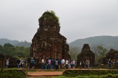ヴェトナムの世界遺産No.３：「ミーソン聖域」のヒンドゥー遺跡にも残る戦争の傷跡