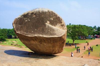 南インド・タミル紀行（８）　マハバリプラムの奇岩クリシュナのバターボールと海辺にたたずむ寂しき寺院