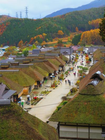 南会津/大内宿　全長450ｍの両側に茅葺き民家　　☆三仏堂から俯瞰して