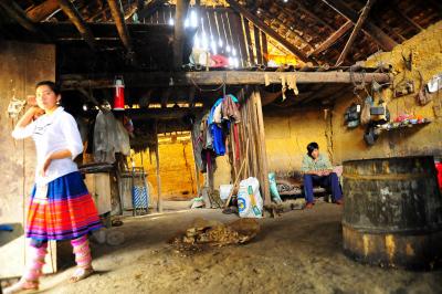 SaPa 少数民族の村々　13バンフォー村　日常的に民族衣装を着る花モン族の村