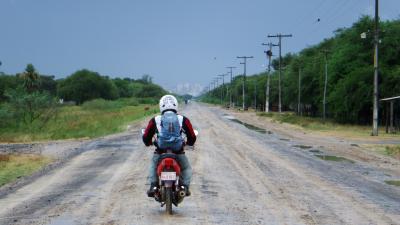 パラグアイの旧鉄路沿いをバイクで走る
