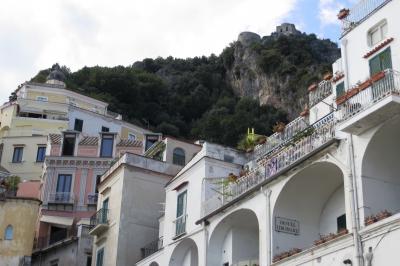2013秋、イタリア旅行記2(14/53)：9月26日(10)：アマルフィ(3)：アマルフィ旧市街、裏山の断崖絶壁