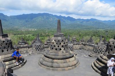 2013春、インドネシア旅行記2(24/33)：5月24日(5)：ジャワ島、ボロブドール遺跡、頂上からの眺望