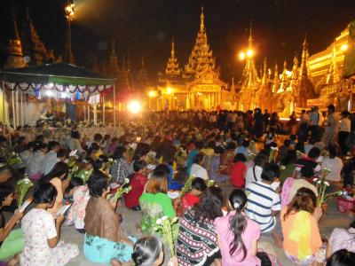ヤンゴン2014･･･（3）元旦の夜　シュエダゴン・パゴダに響く読経のリズム
