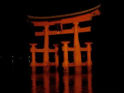 潮の満ち引きで雰囲気が違う厳島神社