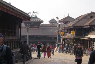 2014新春、ネパール旅行記(8/42)：1月22日(7)：バクタプル、旧市街を通り迎えのバスを待つ場所へ