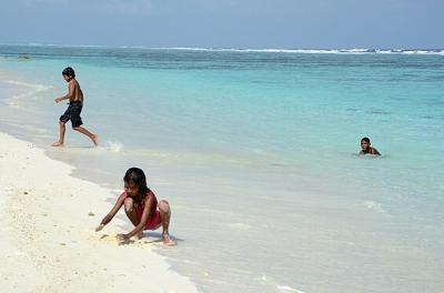 ★マーレ島滞在記（３） 人口過密のマーレ島から白砂ビーチのフルマーレ島へ