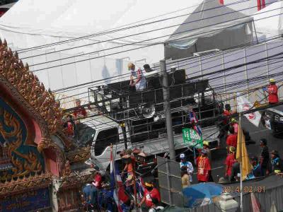 bkk3回1土曜3昼黄金寺では周りにデモ隊がやってくる　お参りもする