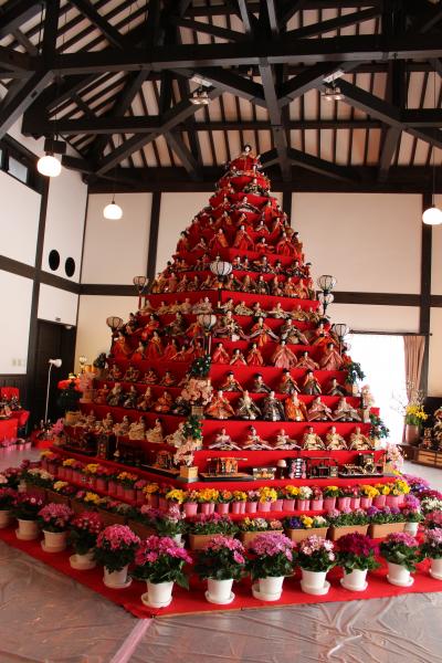 鴻巣　びっくりひな祭り　日本一高いピラミッドひな壇の人形たち