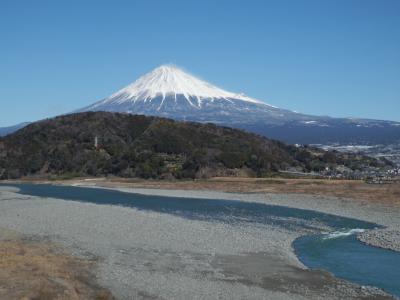 快晴の空の下、富士川より富士山を眺める！