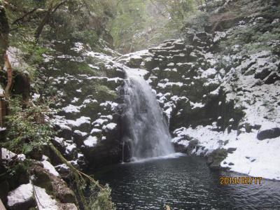 雪で残念な赤目滝