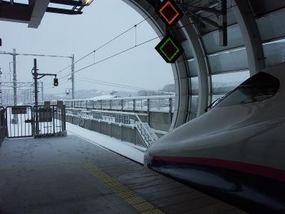 ２００６　雪の新幹線八戸駅