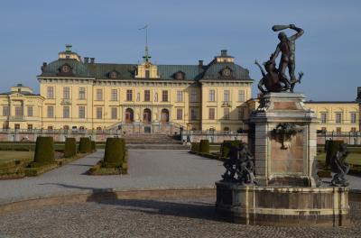 スウェーデンの世界遺産No. 1 & 2 : ドロットニングホルム王宮とスコーグスシュルコゴーデン
