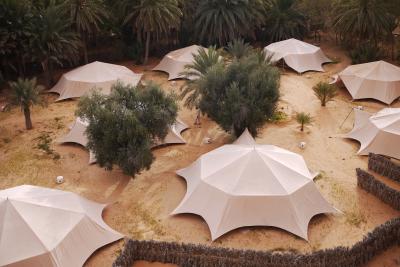 チュニジアのクサールギエンで、憧れの砂漠ホテルに泊まり、サハラ砂漠でラクダ体験。とても、ラクダとは言い切れないけど、景色は感動ものだった。