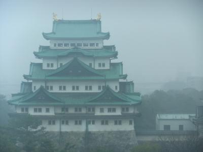雨の名古屋城を見ながらランチです。