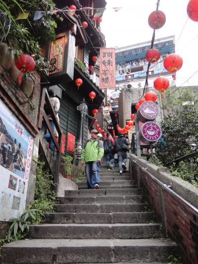 台湾訪問記１　『人気の郊外観光地：九份へ』　観光より観光客でいっぱいだった九份