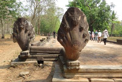 2014春、カンボジア旅行記2(19/47)：3月21日(3)：シェムリアップ、ベン・メリア遺跡、地雷、ナーガ、未補修遺跡群