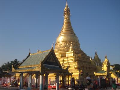 2013 マンダレーの市場の隣にあるエインドーヤー・パゴダへ