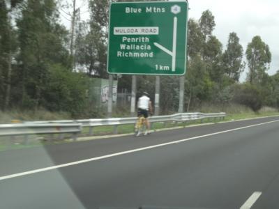 シドニー郊外　高速道路で自転車走行ＯＫ