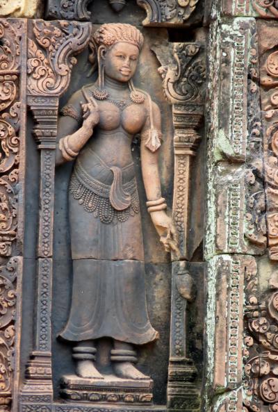 2014春、カンボジア旅行記2(39/47)：3月22日(10)：バンテアイ・スレイ遺跡、中央祠堂建物群、守護神坐像、東洋のモナリザ