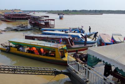 2014春、カンボジア旅行記2(40/47)：3月22日(11)：トンレサップ湖クルージング、湖上の学校、マーケット、ワニ生簀