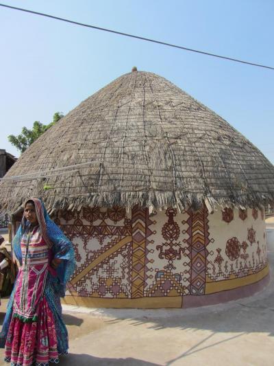 インド西部　カッチ地方　グジャラート州　絵本に出てくるような家々と艶やかな民族衣装