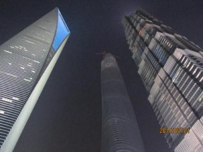 上海の陸家嘴・中心大厦へのペデ・デッキ・夜景