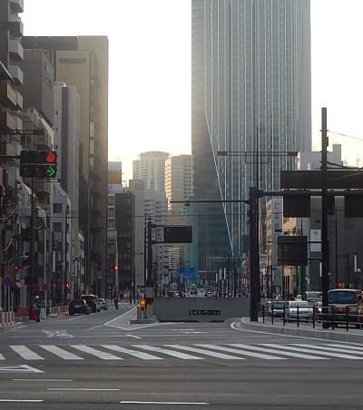 東京・新橋～虎ノ門間に開通した{マッカーサー道路」を新橋側より眺める