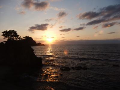 満開鶴岡公園(山形県)のさくらと日本海へしずむ、すばらい夕陽と宿