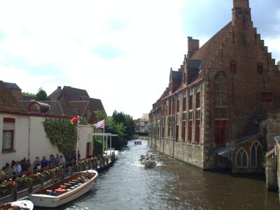 ブルージュ・中世の街並み散歩と運河クルーズ