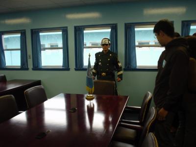 韓国軍　国連軍　板門店　JSAジャケット 韓国DMZツアー：板門店・JSA】半世紀続く戦争最前線にある連絡所