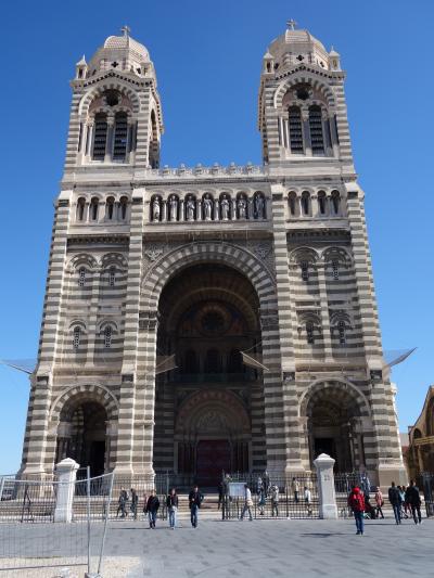 マルセーユ大聖堂もまたすばらしい建築。マルセーユの豊かさを示す。