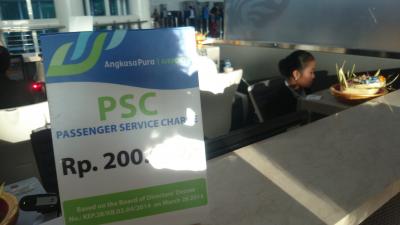 インドネシア出国税の値上がりに、ングライライ空港で泣く