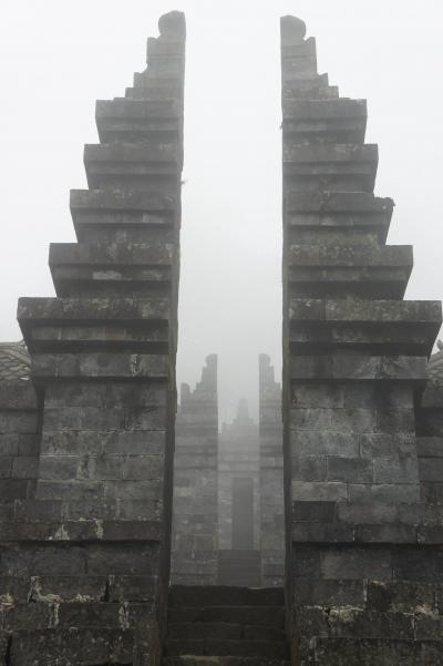 インドネシアの遺跡を巡る旅 3 ... スクー寺院、チュト寺院、クラトン、タマンサリ、ガルーダビジネスクラス