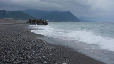 糸魚川の海岸でヒスイをさがす。取れるわけないでしょ。